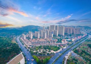 碧桂园项目位于朝阳广场旁（桂阳县郴州大道与珍珠大道交汇处）