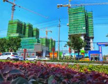 澧县环宇格林小镇施工不停，工人高温奋战。项目进展顺利，砖瓦钢筋筑牢家园。其位置优越，分两期建设。现开盘推出健康住宅，期待您入住，共赴美好生活。