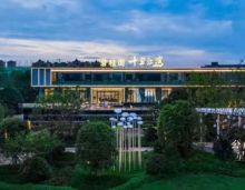 石门碧桂园十里江湾位于澧水河畔，占地广、配套优，景观美且施工精细，是融合教育资源与江景的品质住区。