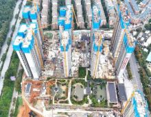 在如今风云变幻的房地产市场，鑫汇正和圆宛如一颗璀璨的明星，闪耀着令人瞩目的光芒。谁能想到，仅仅 13 个月的时间，它就实现了从一片泥泞到一期9 栋楼全线封顶的华丽蜕变，以高标准、高质量、高效率刷新了郴城地产建设的新记录。