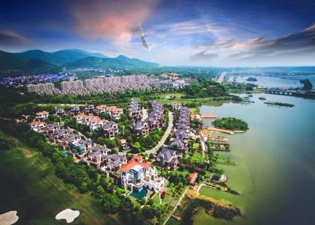 常德天利天鹅湾二期位于湖南常德武陵区朗州北路3333号体育生态园,近期房价14500元/平米,后续将不定期为您带来常德天利天鹅湾二期房价走势等动态,包括开盘日期、团购优惠、户型图等信息。