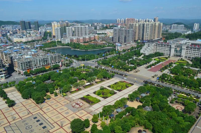 桂阳县耀华金都汇位于桂阳县龙潭东路与文化路交汇处丽景花园105号,近期房价5200元/平米,后续将不定期为您带来桂阳县耀华金都汇房价走势等动态,包括开盘日期、团购优惠、户型图等信息。