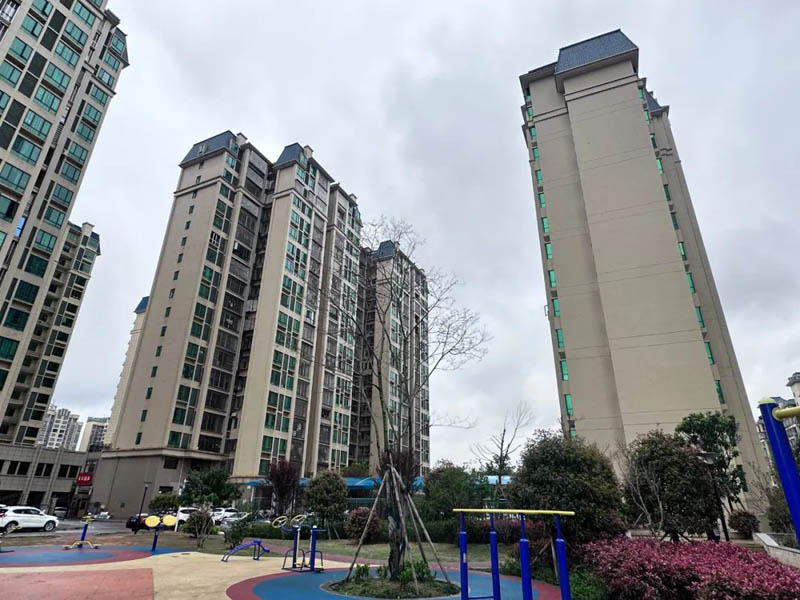 安仁县中央翰府位于安仁县八一中路与安仁大道交汇处,近期房价3300元/平米,后续将不定期为您带来安仁县中央翰府房价走势等动态,包括开盘日期、团购优惠、户型图等信息。