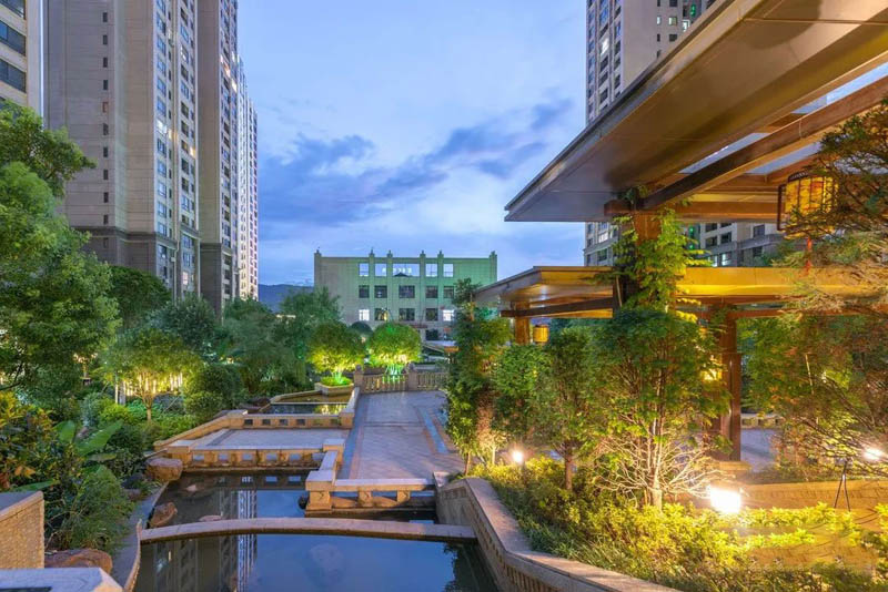 郴州时代广场位于郴州市国庆北路33-12号原北湖市场正对面,近期房价7500元/平米,后续将不定期为您带来郴州时代广场房价走势等动态,包括开盘日期、团购优惠、户型图等信息。