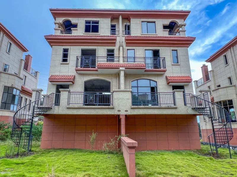 郴州香麓山墅位于郴州大道与万华路交汇处（近邻郴州西站）,近期房价11000元/平米,后续将不定期为您带来郴州香麓山墅房价走势等动态,包括开盘日期、团购优惠、户型图等信息。