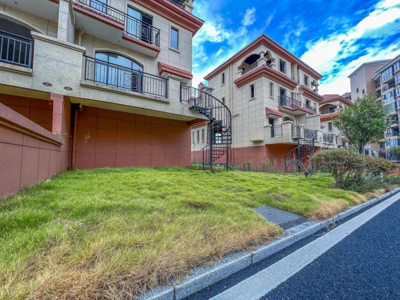 郴州香麓山墅位于郴州大道与万华路交汇处（近邻郴州西站）,近期房价11000元/平米,后续将不定期为您带来郴州香麓山墅房价走势等动态,包括开盘日期、团购优惠、户型图等信息。