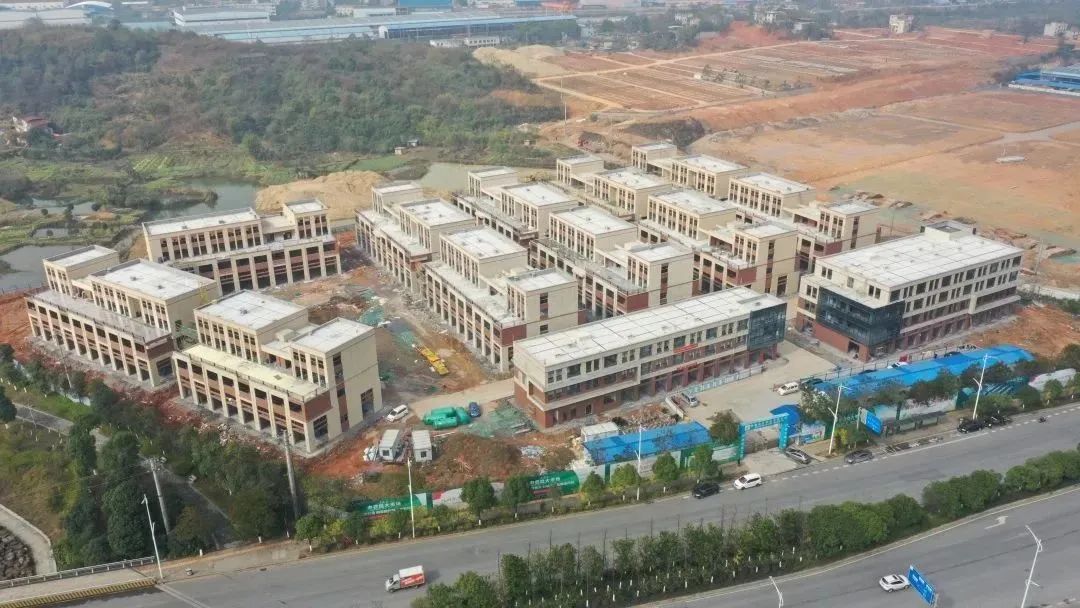 郴州农副产品物流园位于郴州国庆南路延伸段与郴江路交汇处,近期房价9200元/平米,后续将不定期为您带来郴州农副产品物流园房价走势等动态,包括开盘日期、团购优惠、户型图等信息。