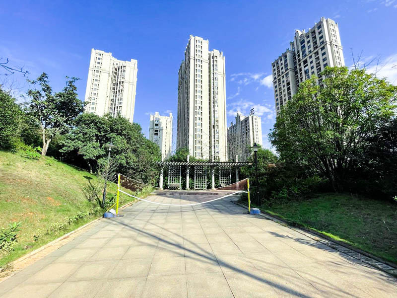 郴州畔山花园位于郴州市南岭大道1090号（天龙汽车站旁）,近期房价5600元/平米,后续将不定期为您带来郴州畔山花园房价走势等动态,包括开盘日期、团购优惠、户型图等信息。