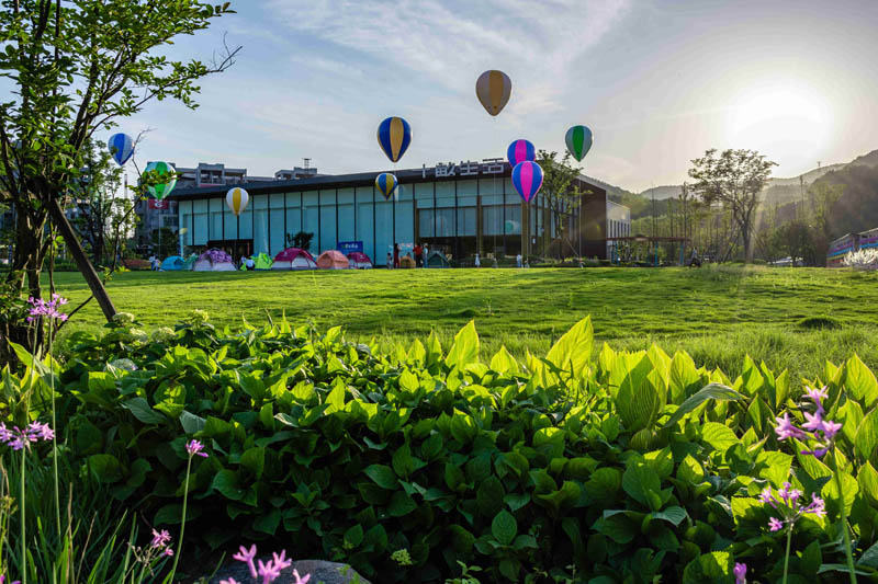 郴州十畝泉生活位于湖南郴州苏仙区十畝国际温泉城（原天堂温泉景区）,近期房价12000元/平米,后续将不定期为您带来郴州十畝泉生活房价走势等动态,包括开盘日期、团购优惠、户型图等信息。